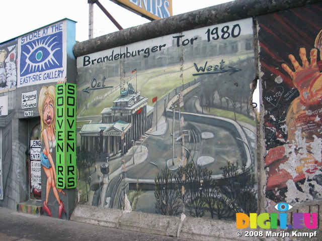 25253 Graffiti on Berlin wall Brandenburger Tor